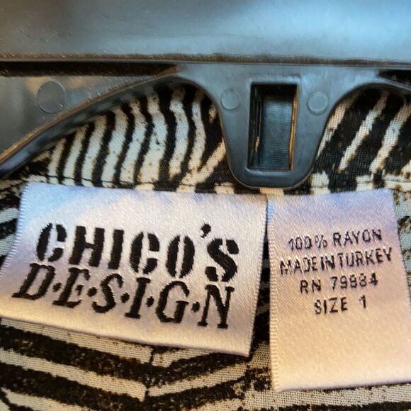 Chico’s long geo print button down rayon shirt - Picture 4 of 7